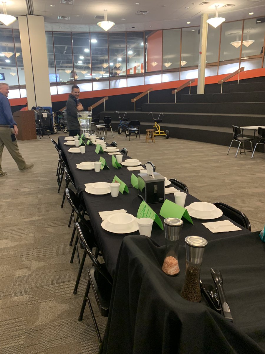mrsfigmakes's tweet photo. Honored to be invited to the inaugural hydroponics harvest and salad luncheon at Neil Armstrong Middle School. School gardens provide lessons and experiences that no textbook could simulate. Grateful to have a seat at the table where we #remakearning. https://t.co/zpmZKkYfqN