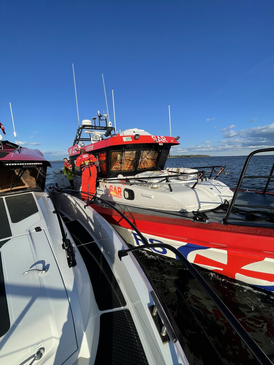 NSSR's tweet photo. RS170 Prinsesse Ragnhild og RS159 Elias øver slep og buksering, slik at vi er klare for å hjelpe båtfolket. #redningsselskapet #ingenskaldrukne @nssr #rs170 #rs159 https://t.co/c6fgF7i172