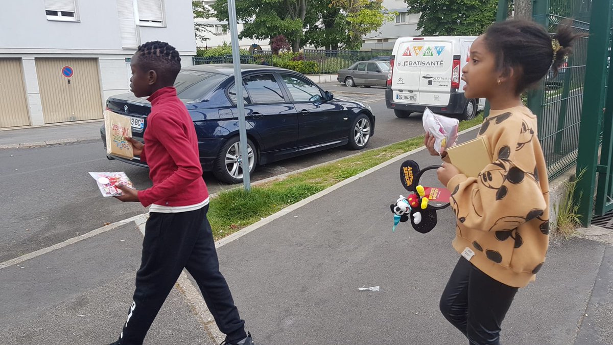 ARetrouvee's tweet photo. À l'occasion de l'Aid El Fitr nous avons organisé une distribution de bonbons pour les enfants. Nous souhaitons à la communauté musulmane une excellente fête. #AidElFitr https://t.co/5uwwgf0XOo