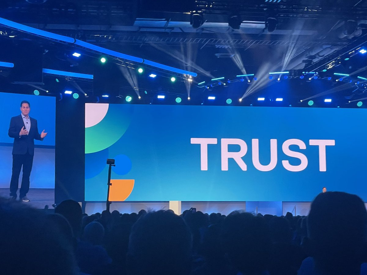EXN_DataMark's tweet image. Michael Dell talking about #Trust.  Dell Technologies should be the partner of choice.