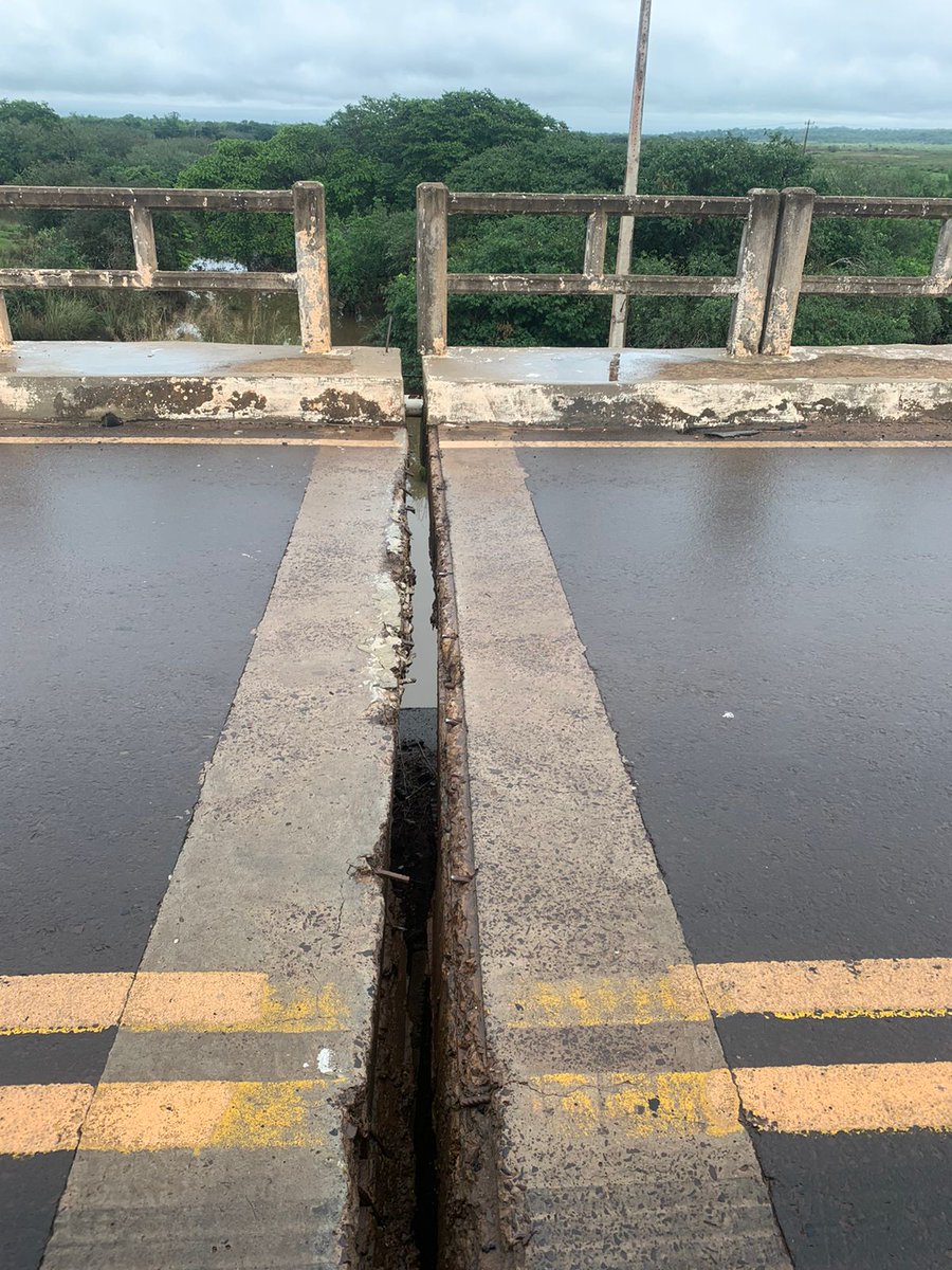 Ro Gómez (@ro_wachugi) on Twitter photo #URGENTE
Denuncian grieta gigante en puente del río Tebicuary, que une Caazapa, Yuty con José Leandro Oviedo, Itapúa
Este tramo es parte de la ruta PY08. Habitantes de la zona exigen q los Gobernadores o el <a href="/mopcparaguay/">MOPC Paraguay</a> actúen antes de q ocurra una desgracia
<a href="/Universo970py/">Universo 970 AM</a> #URGENTE
Denuncian grieta gigante en puente del río Tebicuary, que une Caazapa, Yuty con José Leandro Oviedo, Itapúa
Este tramo es parte de la ruta PY08. Habitantes de la zona exigen q los Gobernadores o el <a href="/mopcparaguay/">MOPC Paraguay</a> actúen antes de q ocurra una desgracia
<a href="/Universo970py/">Universo 970 AM</a>