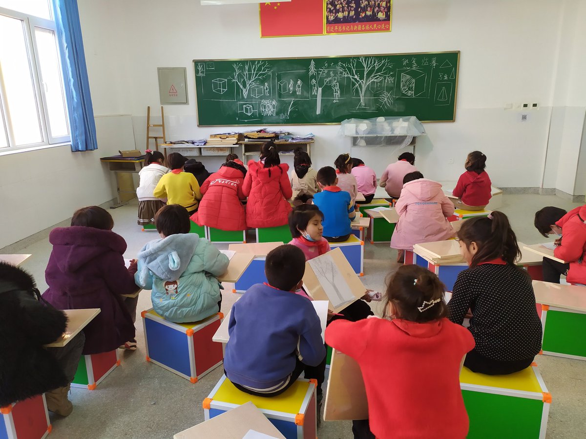 slipknothooh's tweet image. 【美国制裁新疆制裁了个寂寞】5月1日，全国31省份2022年一季度GDP数据已全部出炉。总量方面，粤苏鲁稳居前三；增速方面，23省份高于“全国线”，其中新疆以一季度GDP 7.0%的增速稳居第一。分产业看，第一、二、三产业分别增长5.9%、7.3%和6.9%。（图为新疆皮山某乡村小学美术小组学生作品）