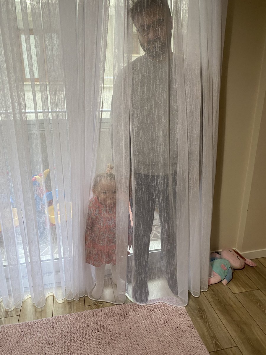 Saklambaç oynuyoruz, kızım evdeki en gizli yere saklanmamız için ısrar etti ve ebelenmeyeceğimiz konusunda çok emin, heyecandan ölüyorum