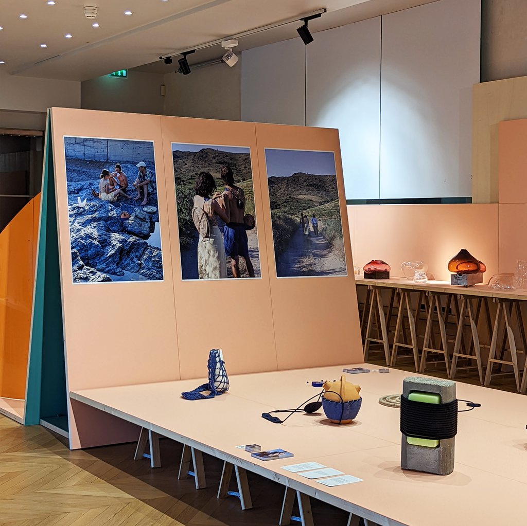 emilieu_'s tweet photo. Scénographie zero waste pour @ecolecamondo au @mad pour les Ateliers Campus.  ⁠👉 Scénographie totalement réversible réalisée avec un modèle de panneau de porte générique transformé en support et un ensemble de tréteaux⁠ https://t.co/kXWcag4CoL
