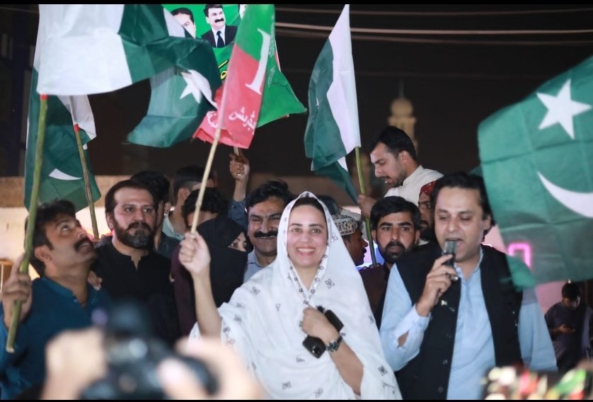 zartajgulwazir's tweet photo. 📍Traffic Chowk, Dera Ghazi Khan 

Dera Ghazi Khan rises to the call of Chairman Imran Khan. The tide here too is flowing decisively in support of PTI.

#MarchAgainstImportedGovt
#الیکشن_کراو_ملک_بچاو https://t.co/mHotuosgGh