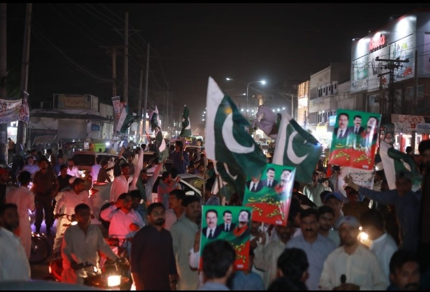 zartajgulwazir's tweet photo. 📍Traffic Chowk, Dera Ghazi Khan 

Dera Ghazi Khan rises to the call of Chairman Imran Khan. The tide here too is flowing decisively in support of PTI.

#MarchAgainstImportedGovt
#الیکشن_کراو_ملک_بچاو https://t.co/mHotuosgGh
