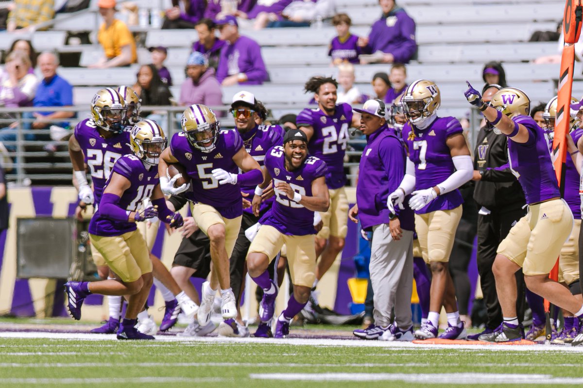 UW_Football's tweet photo. The defense went crazy 😈

#BowDown #PurpleReign https://t.co/u4Pa1HZjzK