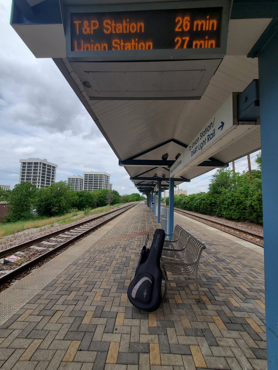 MarkLeonWatson's tweet photo. Headed back to Cowtown today. I had a great time at the Dallas International Guitar Festival. 😀

#digf #dallasigf #guitarshow #itsawrap https://t.co/YpIu2kSO6y