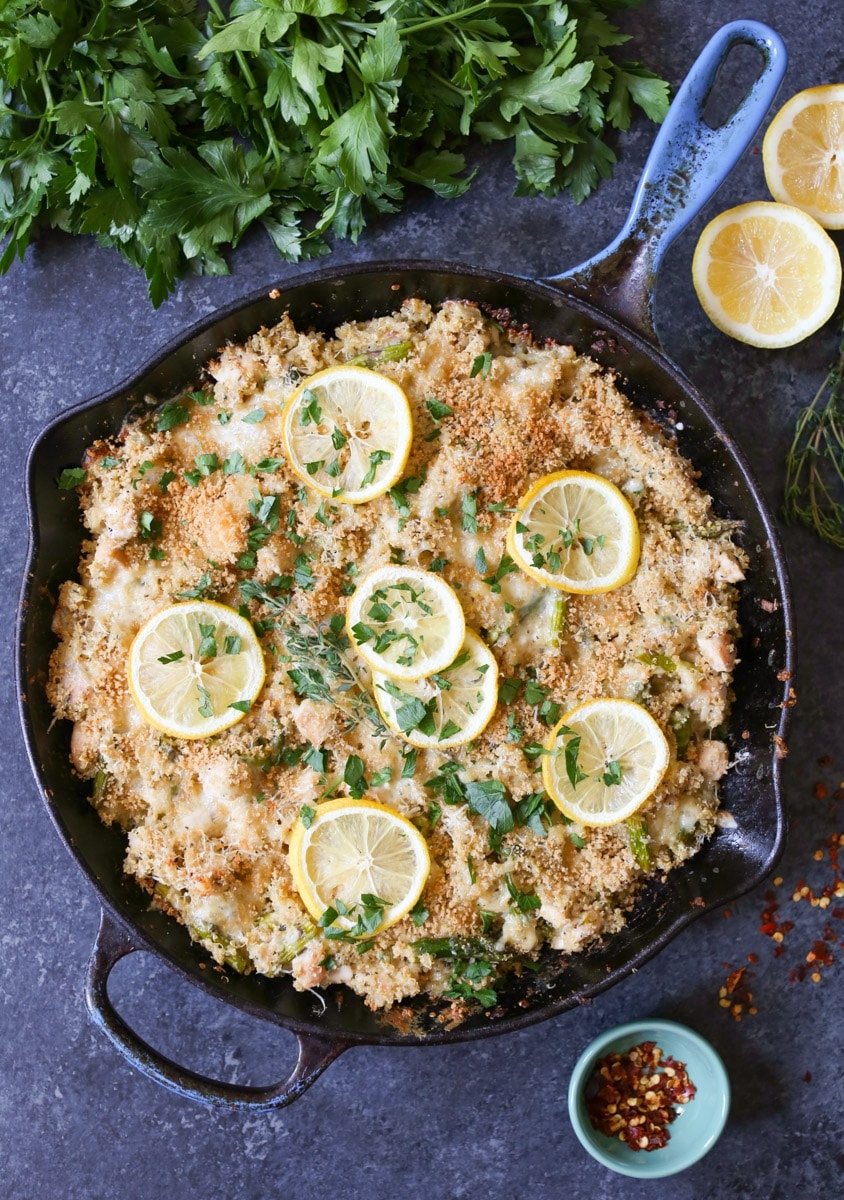 This fabulous Lemon Chicken Quinoa Bake with Asparagus and Fontina is super satisfying without being too heavy, and the combo of tender chicken breast, fresh asparagus, and nutty quinoa is the ultimate spring flavor party. 
domesticate-me.com/lemon-chicken-…