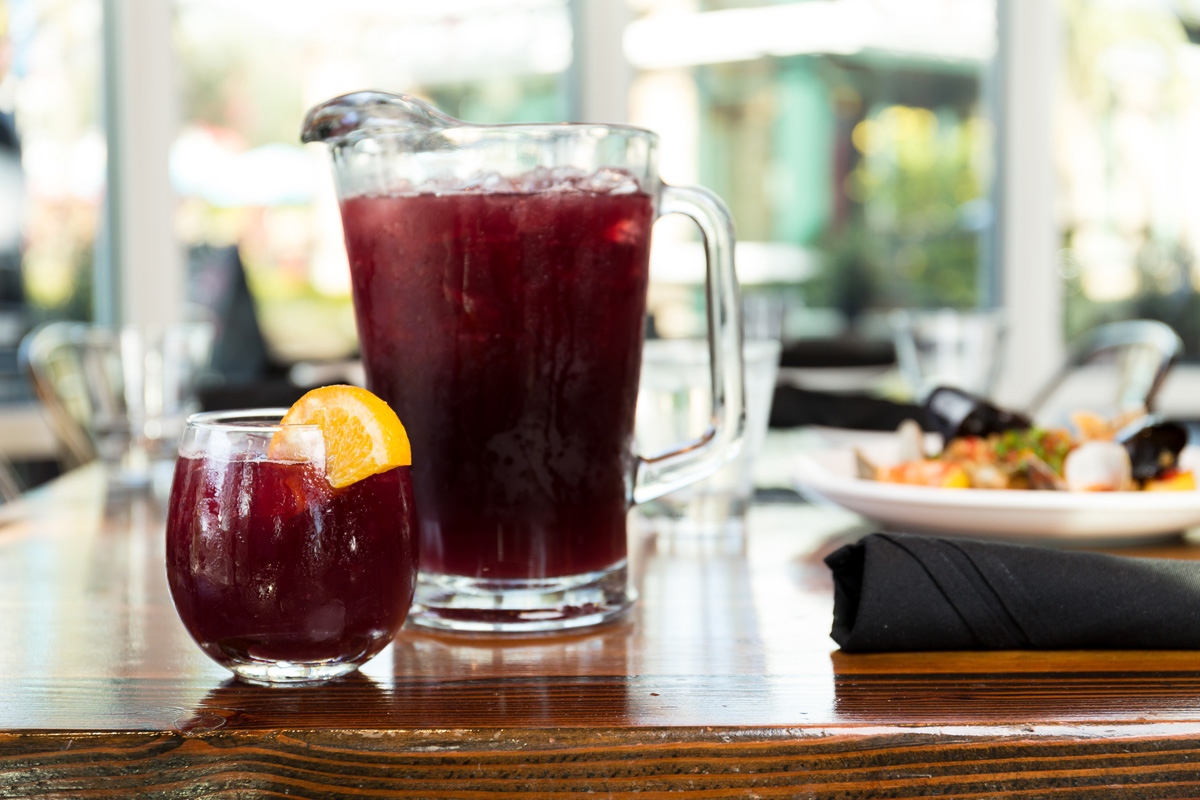 Petition to make #MegaPint Mondays a thing 🍷 #HappyHour is from 3PM to 6PM; plenty of time to discuss if you're team 🏴‍☠️ or team 🧜🏼‍♀️. #orlando