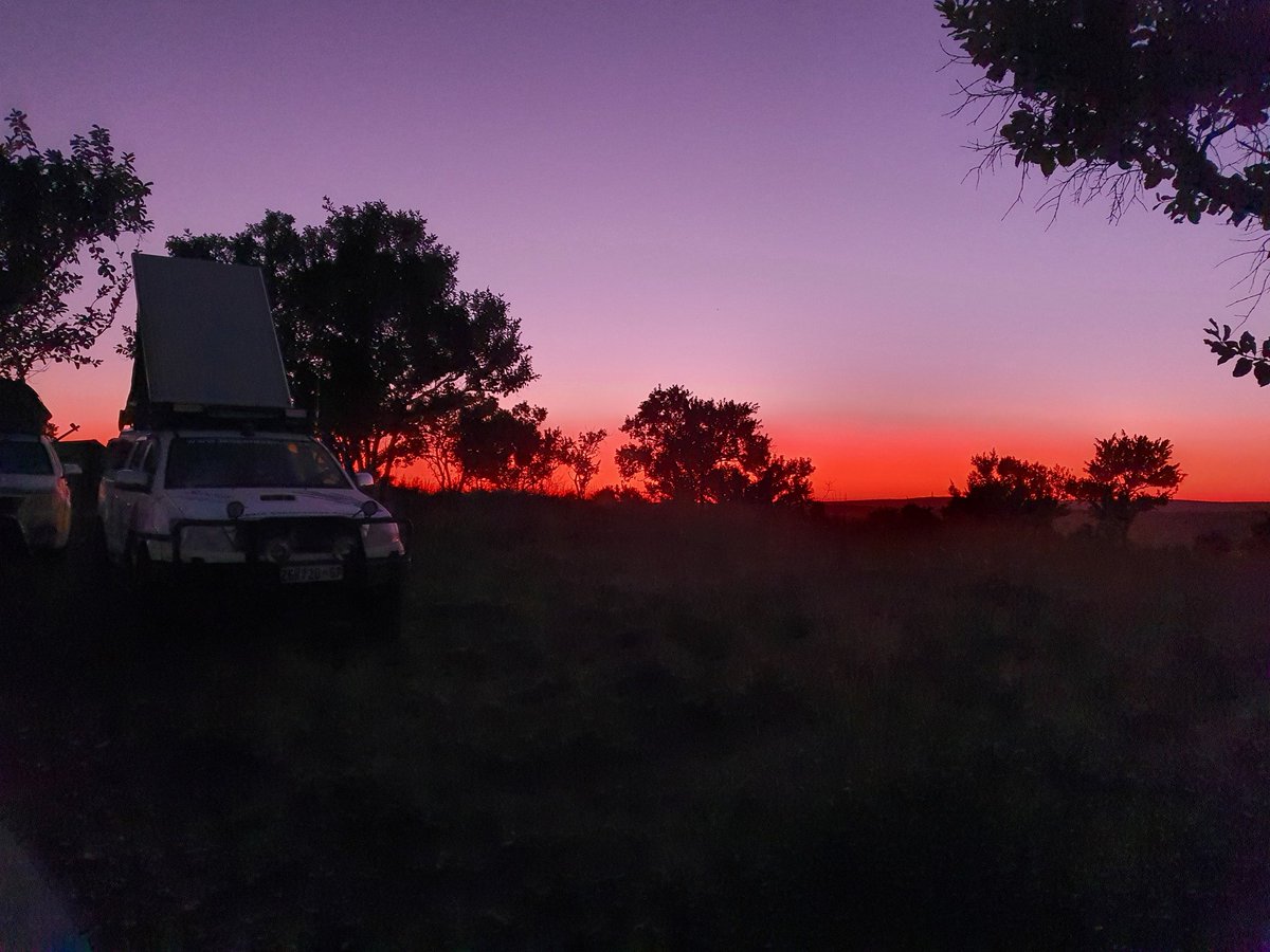LeopardCon's tweet image. Sunrise on the trail this morning.