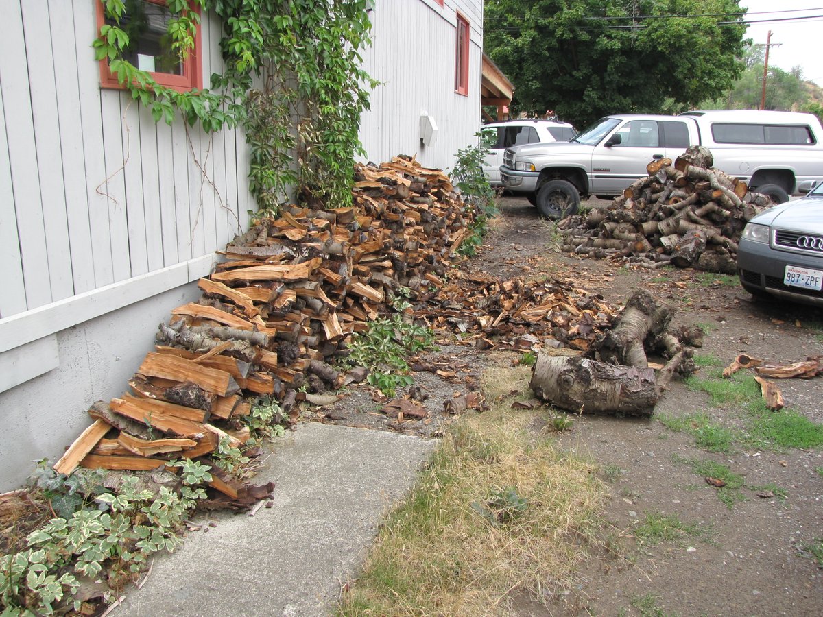 ForestServiceNW's tweet image. Be Firewise. Limit the amount of flammable material in these zones around your home. Experiments, models and post-fire studies have shown homes ignite due to the condition of the home and everything around it. bit.ly/2XqerUI #fireadapted #readyforwildfire