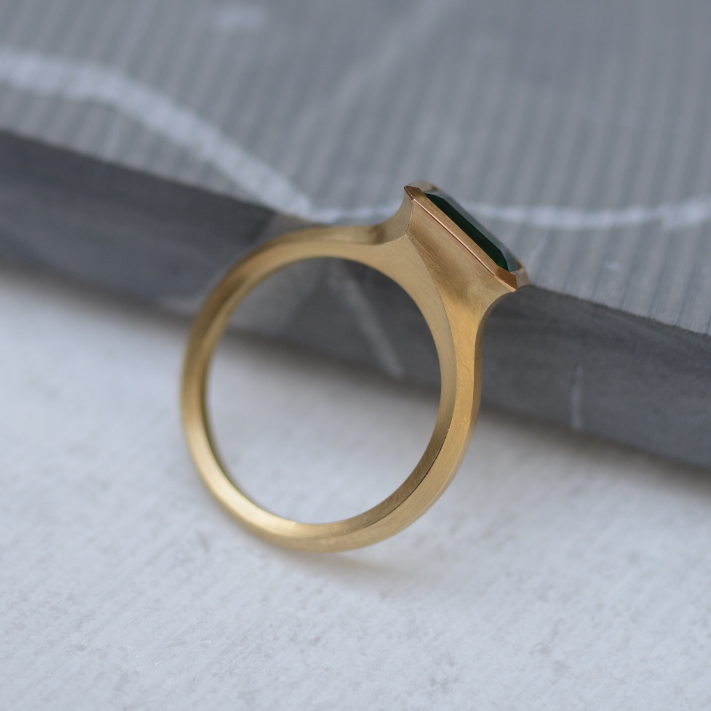 McCaulJewellery's tweet photo. Sculpted in wax before being cast in rich 18ct yellow gold, we made this Arris ring to hold a beautiful deep green emerald. 

#emeraldring #maybirthstone #emerald #engagementringdesign #contemporaryfinejewellery #bespokeengagementring https://t.co/zUmJ2Lwts8