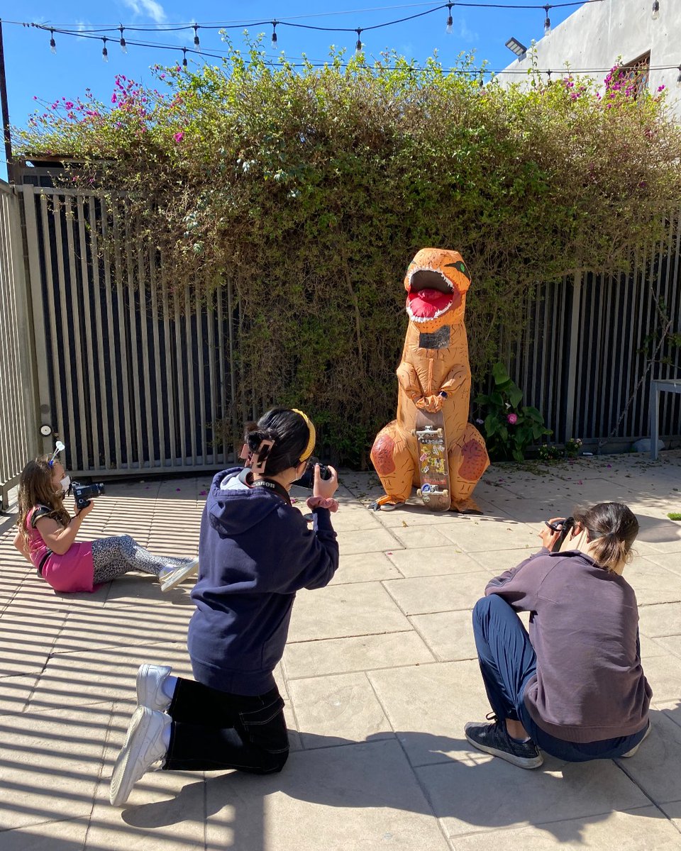 venicearts's tweet photo. In our "Snap the Frame" workshop, Venice Arts students learn all the basics of photography--including composition, light, shot types, camera angles, and more! These things come in handy when you run into a skateboarding T-Rex πΉ π¦
#photoclasses #dinosaurs #skateboarding https://t.co/DhNJTjCaKD