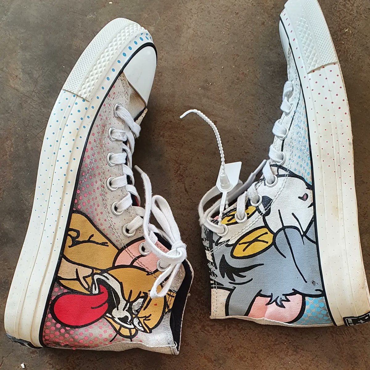 Mphasha265's tweet photo. Tom and jerry  Chuck Taylor size 8 k35,000 #kaunjikawear #kaunjikaaddicts #originalshoes #shoegame #shoes #sneakerhead #BuyMalawi https://t.co/ly3AdE1aA3