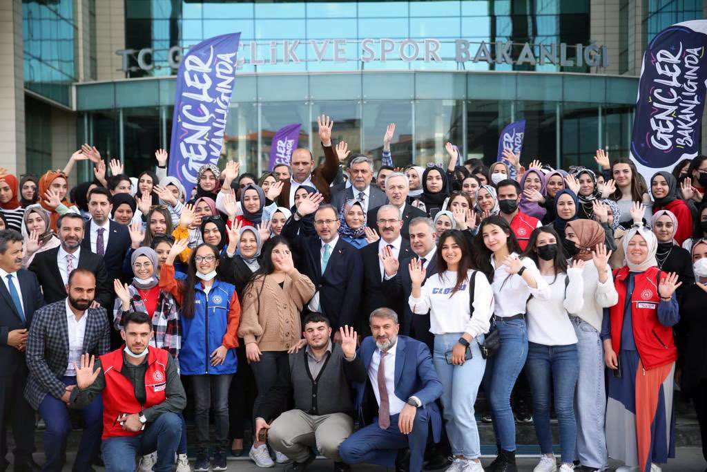 kasapoglu's tweet photo. Arkadaşlar, mesafeleri aradan kaldırıyor, bu tweetin altında bayramlaşıyoruz. 🙋🏻‍♂️

Bayramın kutlu olsun Türkiyem! https://t.co/7WnTAtinMl