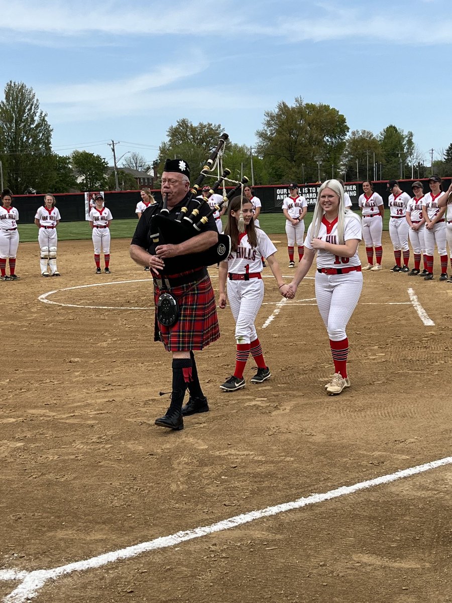 WeAreOakHills's tweet photo. Senior day ⁦@OakHillsSB⁩ .  Two awesome leaders for this squad!  ⁦@gmcsports⁩ ⁦@OHLSD⁩ ⁦@CoachKPross⁩ ⁦@OhhsHighlander⁩ ⁦@OHHSRedSea⁩ ⁦@OHBoosters⁩ https://t.co/Z32lnynFjD