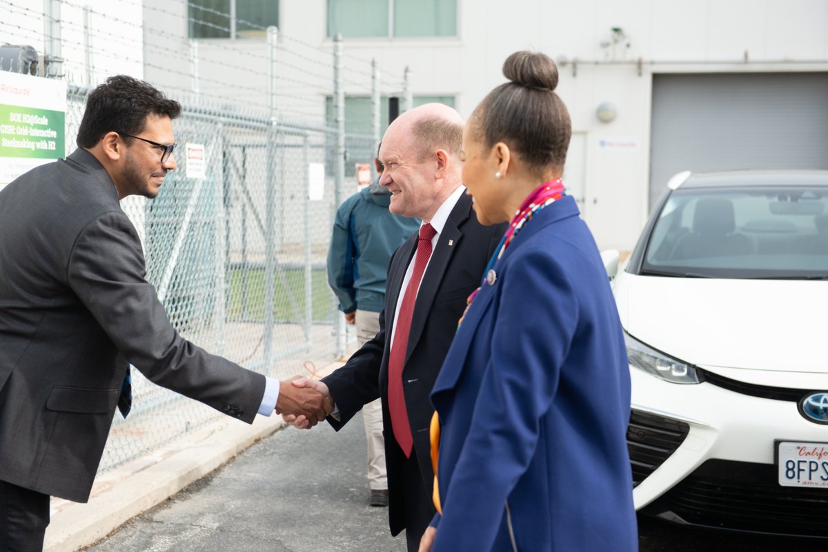 AirLiquideUSA's tweet photo. Thank you, Sen. @ChrisCoons and @RepLBR for visiting our Innovation Campus Delaware! The growth of a domestic #hydrogen mobility market will go a long way in lowering #carbon emissions, while creating new jobs, revenue, and opportunity in Delaware and across the country. 🌎 https://t.co/SQDIcx8wmX