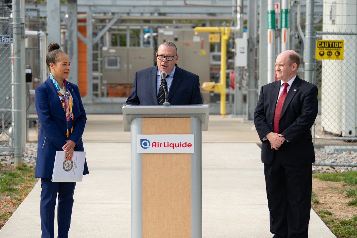 AirLiquideUSA's tweet photo. Thank you, Sen. @ChrisCoons and @RepLBR for visiting our Innovation Campus Delaware! The growth of a domestic #hydrogen mobility market will go a long way in lowering #carbon emissions, while creating new jobs, revenue, and opportunity in Delaware and across the country. 🌎 https://t.co/SQDIcx8wmX