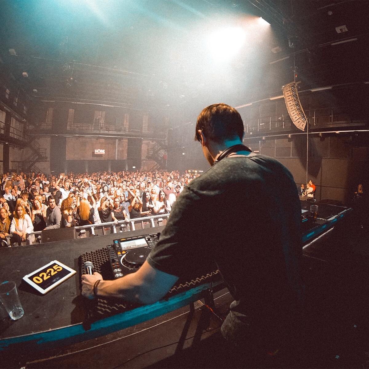 SynCola's tweet image. when there’s only 2 minutes remaining but you still try to play 3 more songs.. 🤣🎤🎧

My song “Tokyo” is OUT NOW on all stores ✌️🎧 Listen/Download: syncola.lnk.to/tokyo