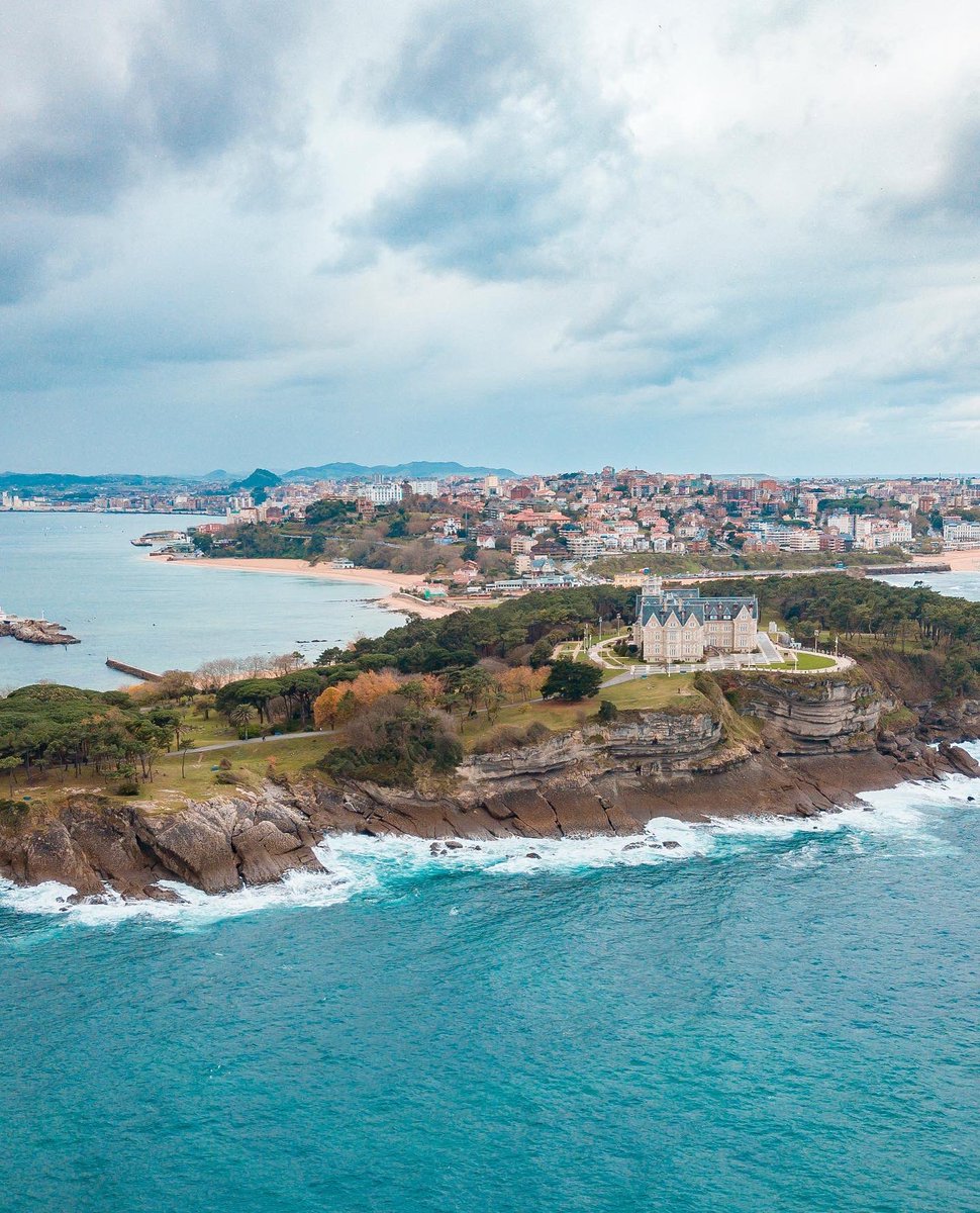 traivelling's tweet photo. #Santander, an often overlooked, somewhat hilly city on the north coast of Spain is also the capital of the Cantabria region. #spain #traivelling https://t.co/BwwH1C0ZCK