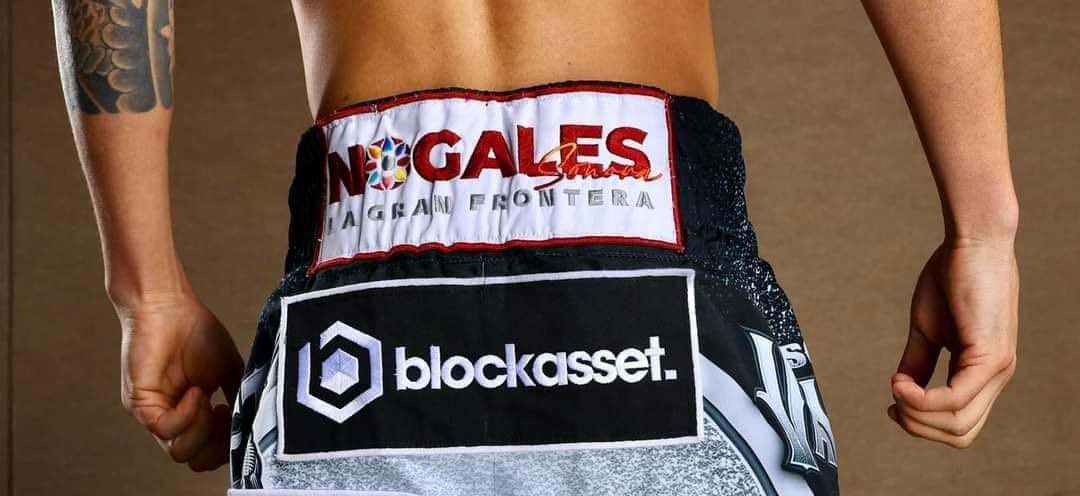 Amalia_Escobar's tweet photo. El boxeador @OscarValdez puso en alto a #Nogales #Sonora al llevar el nombre de la ciudad en su short. Óscar y el alcalde @jgimnogales tuvieron esa idea ya que mantienen una buena amistad y el boxeador no se olvida de #LaGranFrontera que siempre lo apoya. https://t.co/iIPoZTrwSF