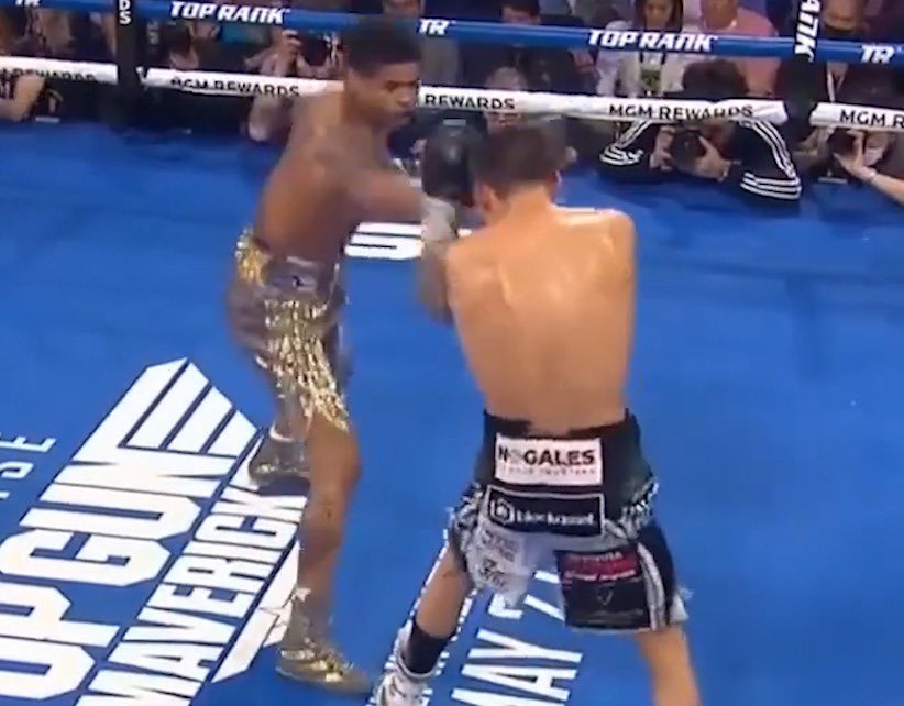 Amalia_Escobar's tweet photo. El boxeador @OscarValdez puso en alto a #Nogales #Sonora al llevar el nombre de la ciudad en su short. Óscar y el alcalde @jgimnogales tuvieron esa idea ya que mantienen una buena amistad y el boxeador no se olvida de #LaGranFrontera que siempre lo apoya. https://t.co/iIPoZTrwSF
