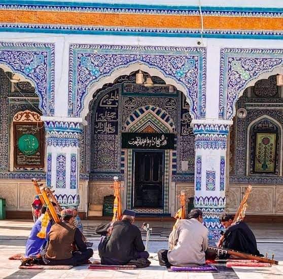 JAMunghani's tweet photo. عُمَرَ جَا تَو مِلِ عِيدَ ، سَا اَسَان سُوءَ  وَرِتِي سُومَرَا
وَيئِي وَيچَارَنِ وِسِرِي  ، خُوشِي ۽ خَرِيدَ
سِڪَڻَ  ڪَيَا شَھِيدَ  ، مَارُو جَي مَلِيرَ  جَا.
لطيف رح https://t.co/iZGrTIiUR6