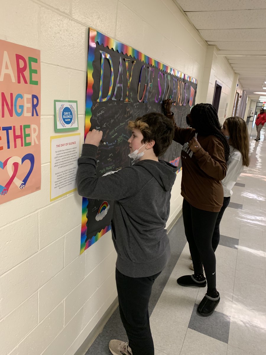 Nyack_Schools's tweet photo. On April 30, #NyackMS Ss and staff pledged their support of LGBTQ+ youth as part of the #DayofSilence. The annual event is the largest student-led, nationwide initiative in support of #LGBTQ+ visibility and inclusivity.
#NyackSchools @BudhaiSEudes https://t.co/rt4etX5jRY