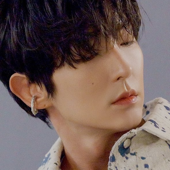 AhgaseOlder's tweet photo. A little sleepy,but should sleep now. Good night JG and JG's Angel. I want to have sweet and sexy dreams about the person in the picture.(will I fall asleep?)😀😃😉 #LeeJoonGi #JGWorld https://t.co/5Z1KGAdjR1