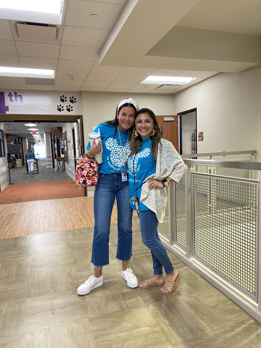 Caught one of my Tweedledee &amp;  #TEALdedum teammates on the way to lunch!!!! Happy First day of #jagsney