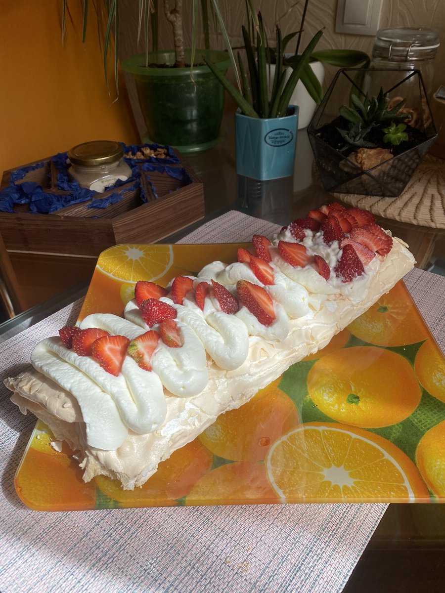 k229st's tweet photo. Меренговый рулет. Вкусно и сладко. Легко в приготовлении и минимум ингредиентов. https://t.co/xbR3iOuBGe