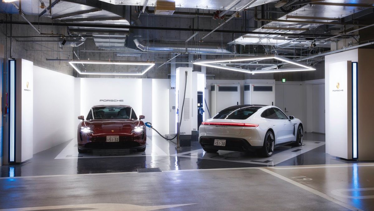 PorscheHellas's tweet photo. Porsche Taycan Turbo S και Porsche Taycan, σε σταθμό ταχείας φόρτισης150kW. Απαιτούνται μόλις 24 λεπτά της ώρας για να έλθει η επαναφόρτιση στο 80% της χωρητικότητας.
#PorscheHellas #Porsche #PorscheTaycan #SoulElectrified #BEV #motodynamics #MoveExperienceLive https://t.co/jD0u8JeSzw