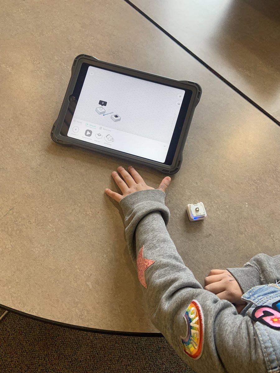 cconners07's tweet image. Intro lesson to #coding with @SAMLabs this morning. 1st Gr Sts exploring light sensors &amp;amp; rgb led blocks to get started. #weLearnVPS