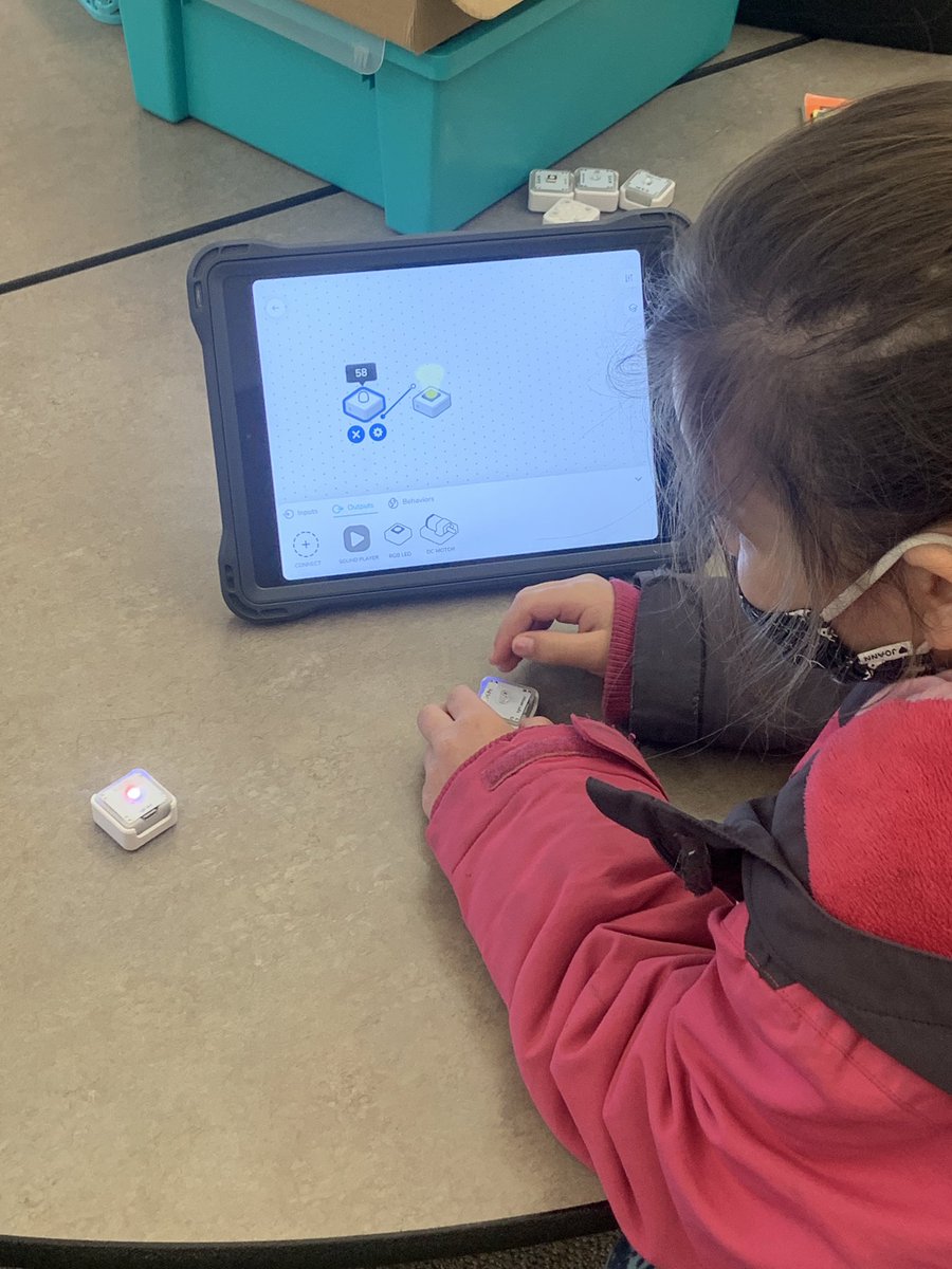 cconners07's tweet image. Intro lesson to #coding with @SAMLabs this morning. 1st Gr Sts exploring light sensors &amp;amp; rgb led blocks to get started. #weLearnVPS