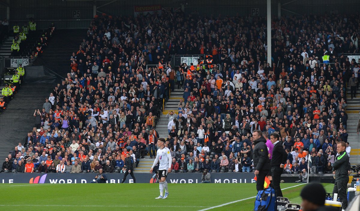 LutonTown's tweet photo. Through thick and thin. 

Thank you for your support on the road 👏

#COYH https://t.co/CZfwaehe3q