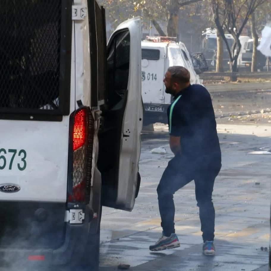 danieljadue's tweet photo. Surgen nuevas imágenes de quienes dispararon a manifestantes. ¿Cuál es el rol verdadero de Carabineros frente a estos delitos?¿Por qué a formalizados se les indicó arresto domiciliario? Aquí hay responsabilidades mayores y Director de Carabineros debe renunciar! #RenunciaYanez https://t.co/QPmVxRBPtJ