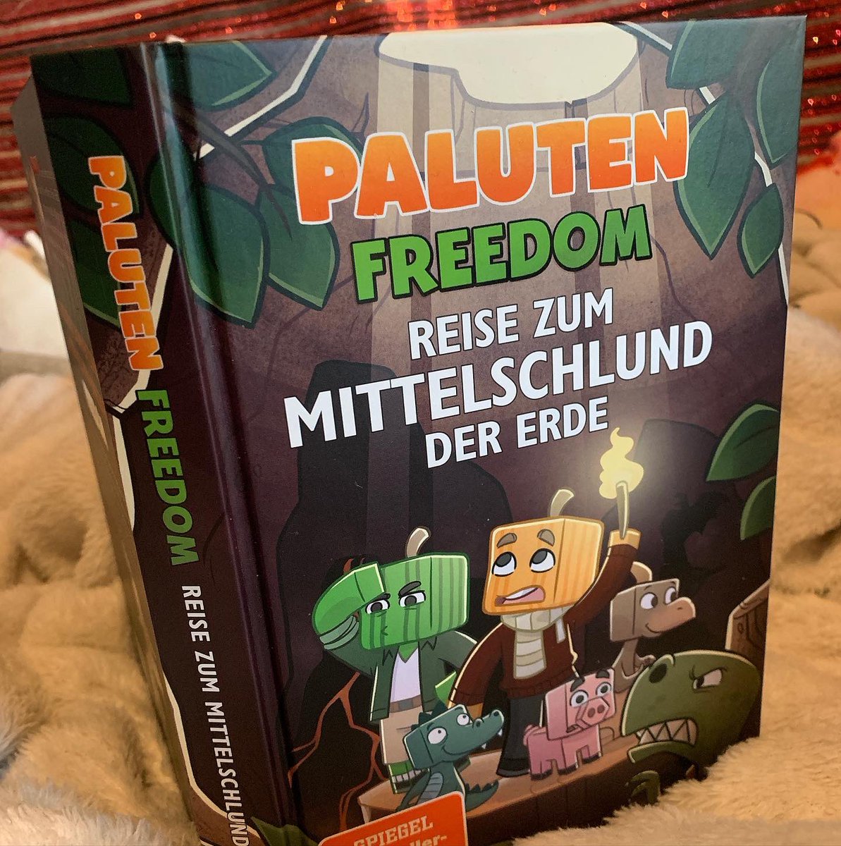 diamantenglitze's tweet photo. Schaut mal wer das NEUE @Paluten BUCH ließt .. 😱😍
#paluten #viral #newbook #minipaluten #freedom https://t.co/zXBmlg2tyi