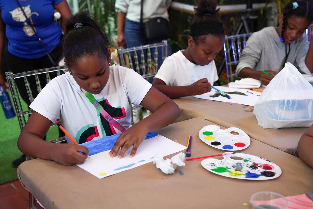 FilSD2022's tweet photo. Hoy nuestros niños y niñas 🇩🇴 expresaron su deseo de que haya paz en el mundo 🕊 a través de dibujos 🎨 en el pabellón de la @UnionEuropeaRD 🇪🇺.
#FILSD2022
#VenAlLibro https://t.co/SPHW6Pdojw