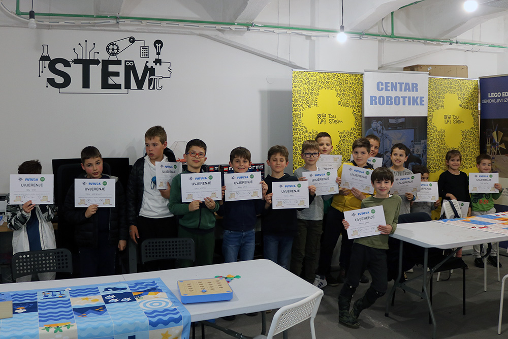 FuturaDubrovnik's tweet photo. Danas smo s dvije radionice robotike i programiranja bez ekrana sudejlovali na Festivalu znanosti 2022.
#futura #HourOfCode #codeEU #codeweek #CodeWeekHR #code #stem #CSforall #CSforkids #cubetto #steam #engineering #erw2022  #Arduino #robotika #robotics #robots #ZTKDubrovnik https://t.co/RoLxEfCO7b