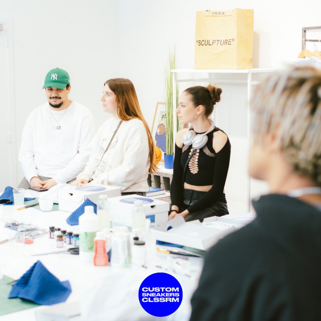 Clssrm1's tweet photo. On ne s'approprie pas la culture, on la partage !🔵🌐 
Partager notre expérience autour de la Sneakers et la customisation fût une réussite, nous annonçons la suite très très vite https://t.co/ubTAIpS1mm