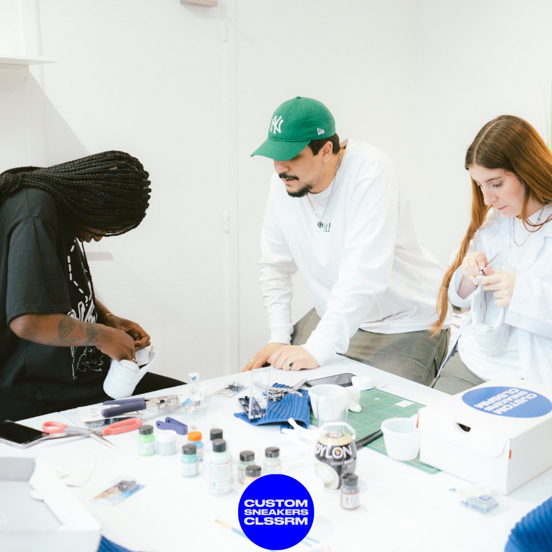 Clssrm1's tweet photo. On ne s'approprie pas la culture, on la partage !🔵🌐 
Partager notre expérience autour de la Sneakers et la customisation fût une réussite, nous annonçons la suite très très vite https://t.co/ubTAIpS1mm