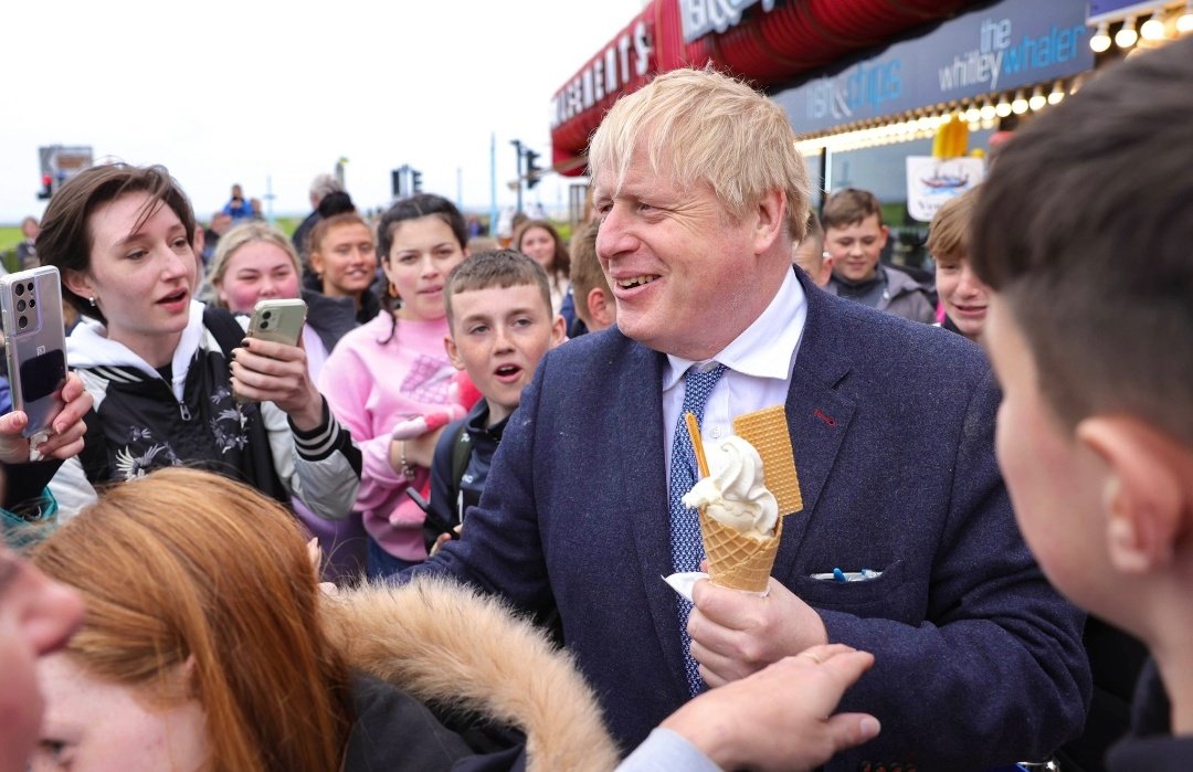 Parody_PM's tweet photo. Had a lovely time in Whitley Bay. The accent takes some getting used to, but I eventually worked out that their way of saying 'welcome great leader' is "Haddaway and shite yi manky twat" https://t.co/aw1Mg9unZp