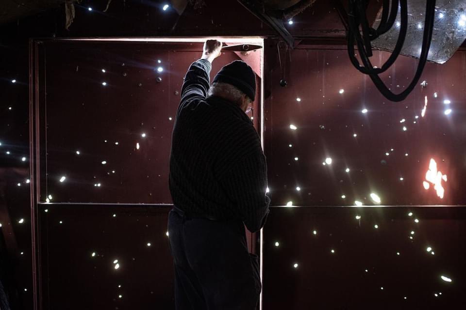 ProkopyshynUA's tweet image. Volodymyr Tykhonov, 76, opens the door of his garage that has numerous bullet holes, on April 28, 2022 in Zahaltsi, Ukraine.

📷 @alexeyfurman