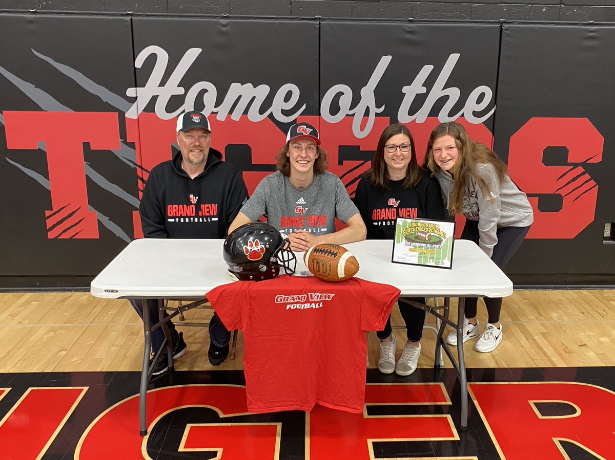 SHFootball365's tweet photo. Congrats to Mason Sheldahl on signing to play football at Grandview University! A 4 sport athlete that has done everything asked of him in each sport and in the weight room! A great leader, great work ethic and most of all great young man! One of the best to wear the paw! https://t.co/fILEOxqKLb