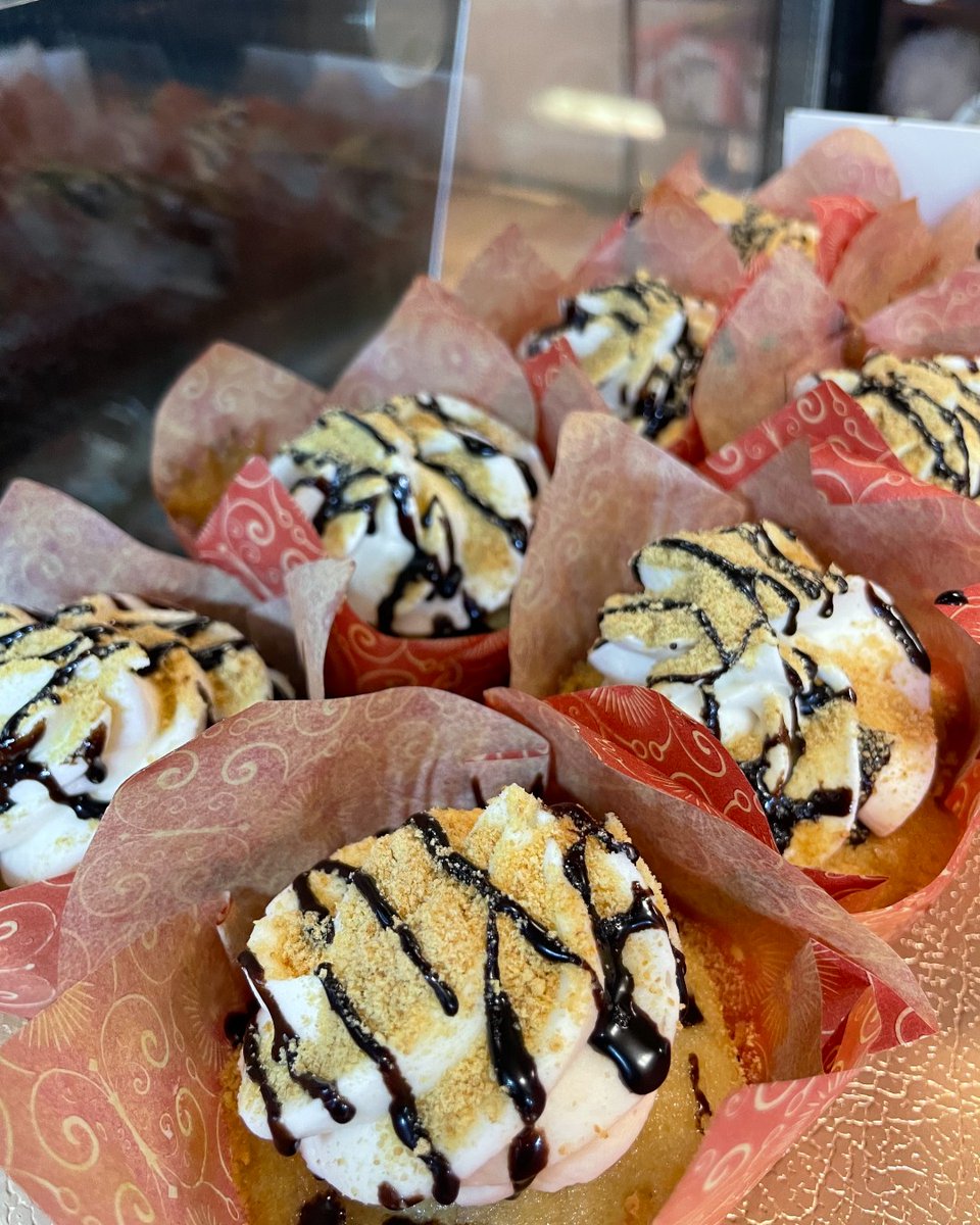 EatGreatness's tweet photo. Squad Goals!✨

Pictured: "Perfect Getaway"- Smores 

#smores #smorescupcake #sweettooth #dmvsweettooth #eatgreatness #cupcake #shopsmall https://t.co/ZNwGxPRUfV