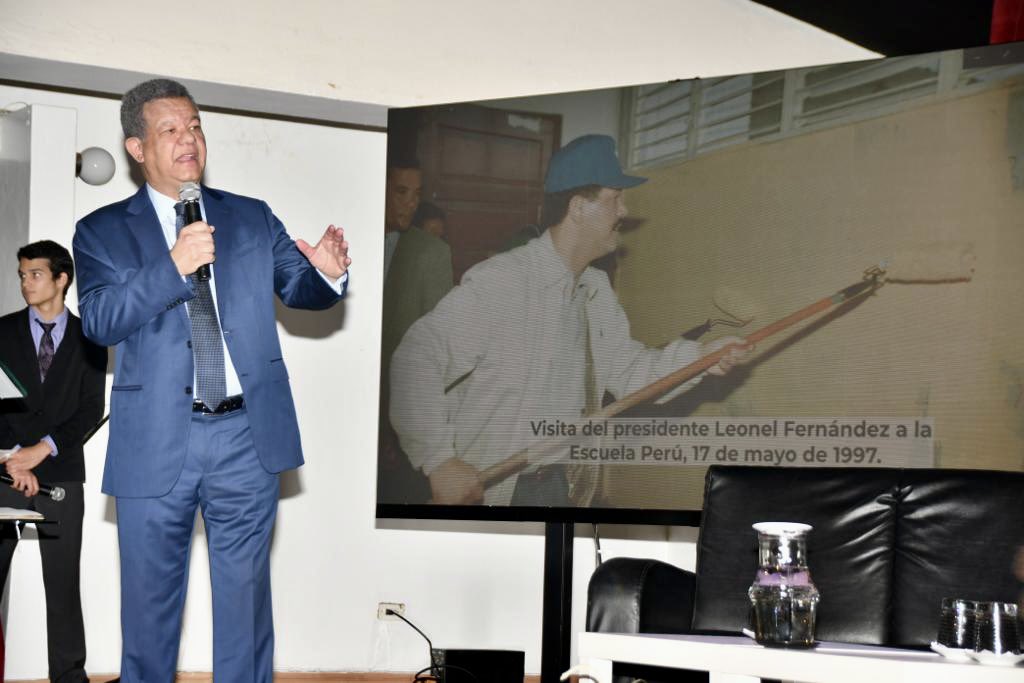 LeonelFernandez's tweet photo. Un placer haber participado en el ciclo de charlas del Liceo Francés de Santo Domingo, donde tuve la oportunidad de compartir informaciones e intercambiar impresiones con alumnos, profesores y autoridades de este importante centro educativo.

Agradezco la invitación. https://t.co/VcKTMoRDIE