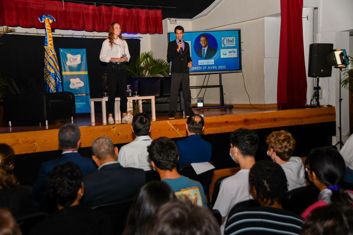 LeonelFernandez's tweet photo. Un placer haber participado en el ciclo de charlas del Liceo Francés de Santo Domingo, donde tuve la oportunidad de compartir informaciones e intercambiar impresiones con alumnos, profesores y autoridades de este importante centro educativo.

Agradezco la invitación. https://t.co/VcKTMoRDIE