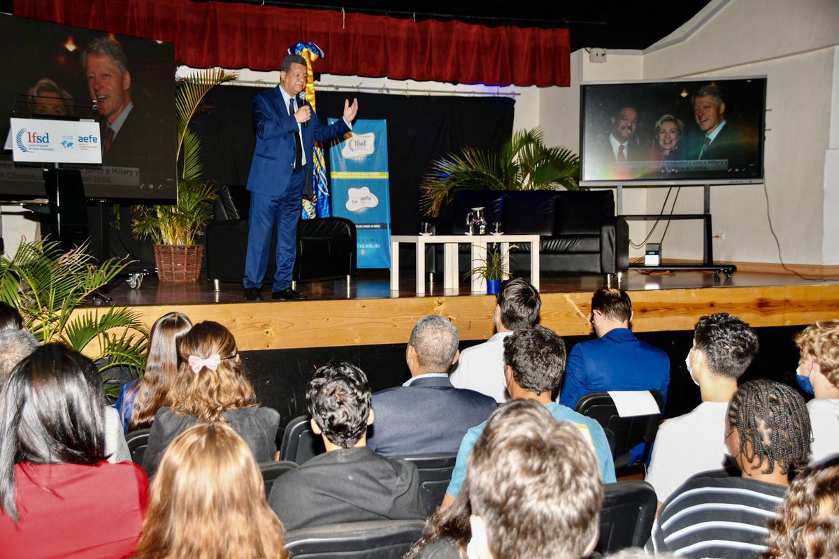 LeonelFernandez's tweet photo. Un placer haber participado en el ciclo de charlas del Liceo Francés de Santo Domingo, donde tuve la oportunidad de compartir informaciones e intercambiar impresiones con alumnos, profesores y autoridades de este importante centro educativo.

Agradezco la invitación. https://t.co/VcKTMoRDIE