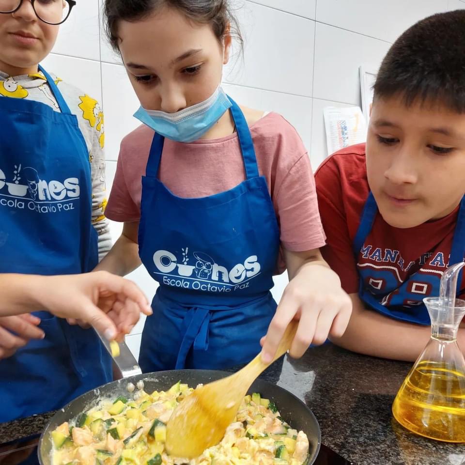 OctavioPazBCN's tweet photo. Avui la cuina funciona a ple rendiment. Els infants de la comunitat de grans aprenen a cuinar peix, a preparar una escalivada i a fer galetes casolanes, alternativa als productes industrials processats. #projecteCUINES @adaparellada @FundacioAlicia https://t.co/Z4qfR6B1KZ